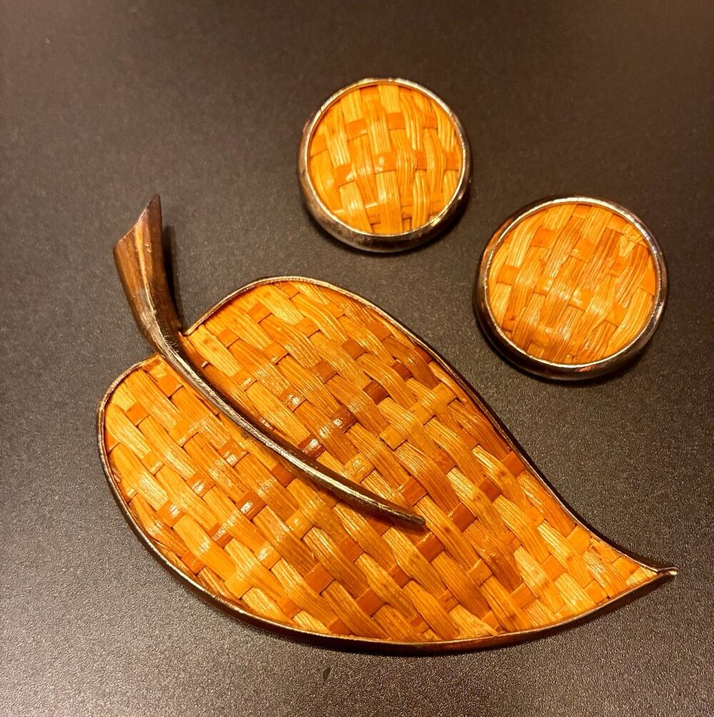 Vintage rattan leaf shaped brooch with matching clip earrings